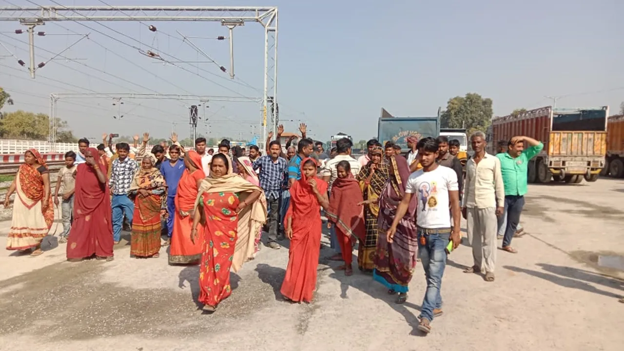 अयोध्या: कोयले की रैक लगने पर भड़के ग्रामीण, घेरी साइडिंग, किया हंगामा