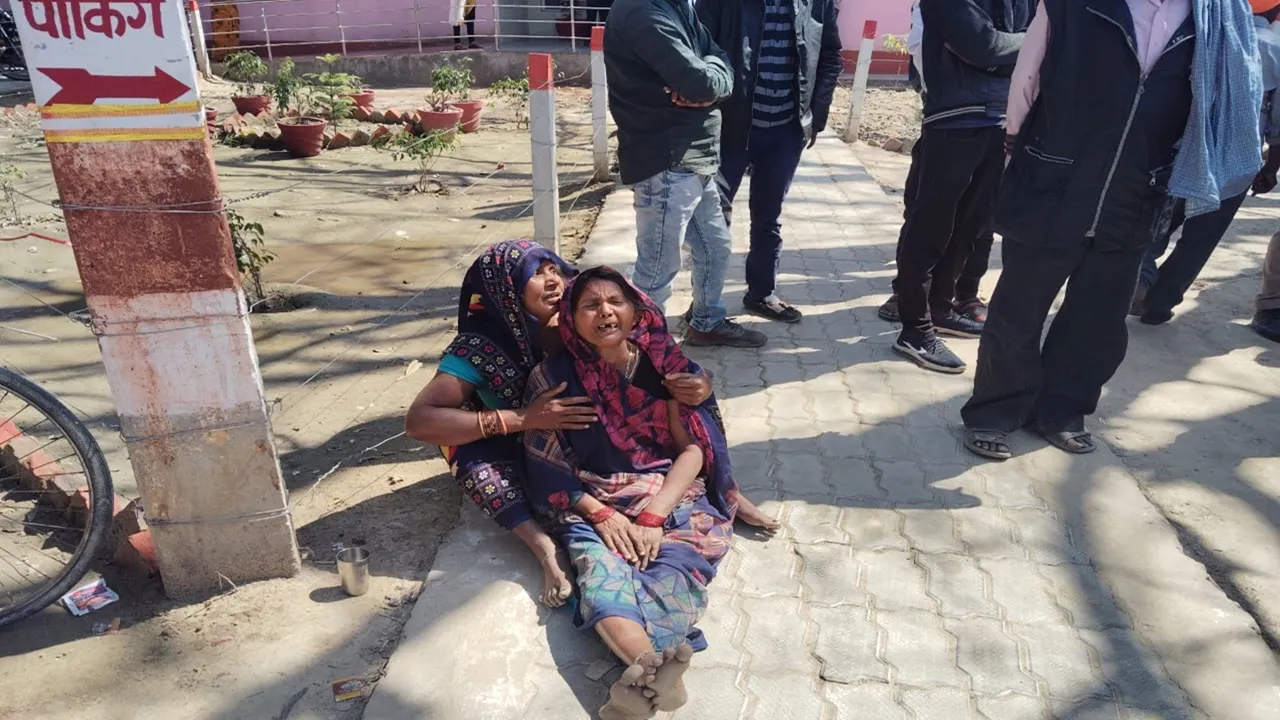 बाराबंकी: बाइक से जा रहे पिता-पुत्र की डंपर के नीचे आने से दर्दनाक मौत