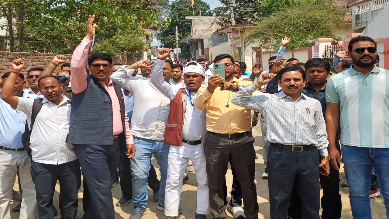 बलरामपुर: साथी शिक्षक की हत्या के आक्रोश में मूल्यांकन कार्य ठप, शिक्षकों ने शिक्षा निदेशक को भेजा ज्ञापन