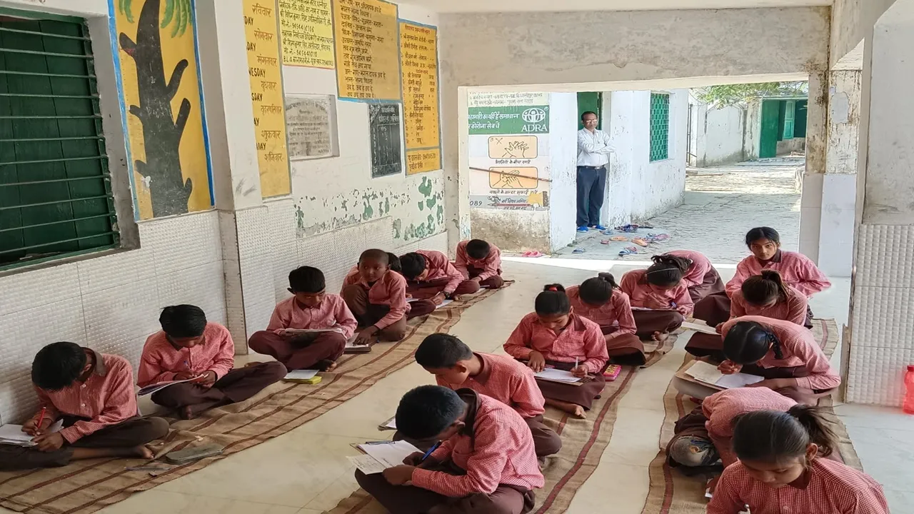 अयोध्या: अव्यवस्था के बीच परिषदीय विद्यालयों की वार्षिक परीक्षा शुरू 