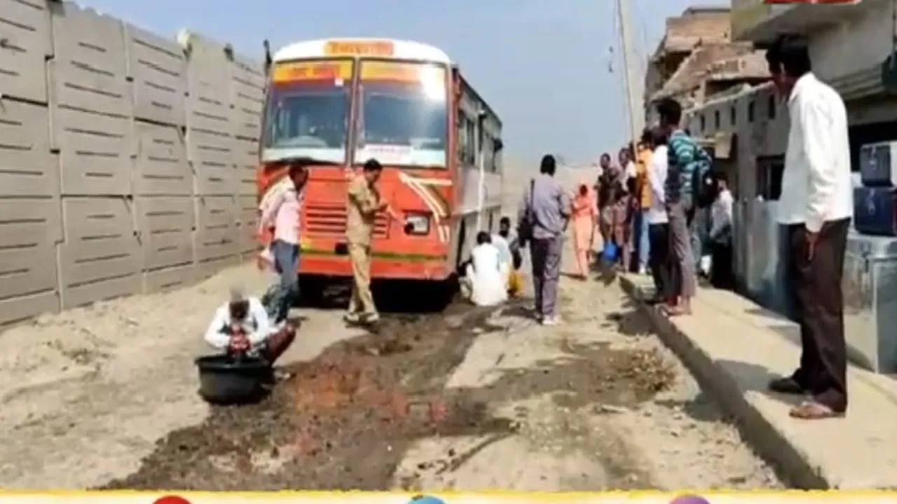 हरदोई: सोने की तरह हुई सरकारी डीजल की लूट, रोजवेज बस का फटा फ्यूल टैंक, टला बड़ा हादसा
