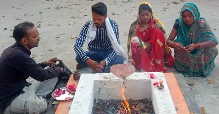 लखीमपुर खीरी: दो प्रेमी जोड़ों ने क्लेश हरण शिव मंदिर में रचाई शादी, थामा एक दूसरे का हाथ