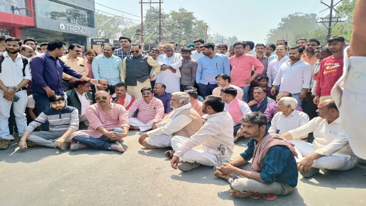हरदोई: सिटी मजिस्ट्रेट 'हाय-हाय' करते हुए सांसद के साथ धरने पर बैठे भाजपाई, जानें पूरा मामला-Video