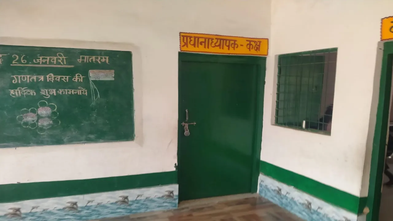 बाराबंकी: विद्यालय में लटक रहा ताला, बच्चे खेल रहे गुल्ली डंडा