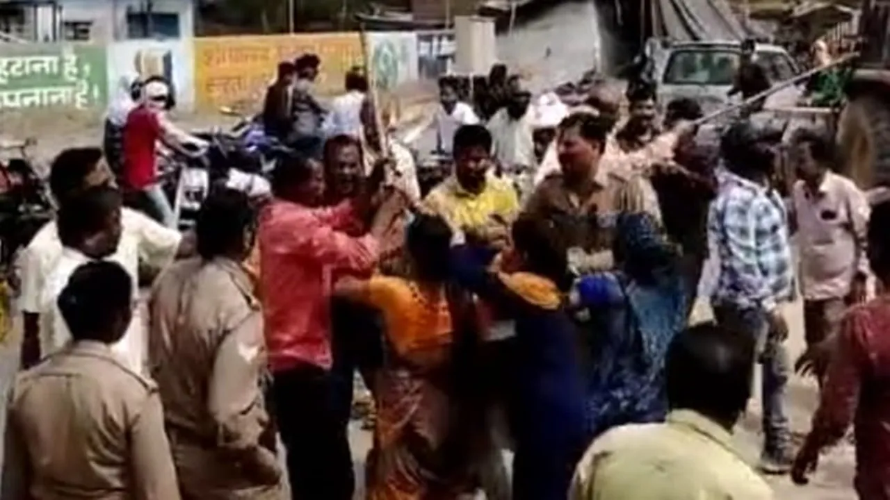 प्रयागराज: मकान पर चला पीडीए का बुलडोजर, मचा हंगामा