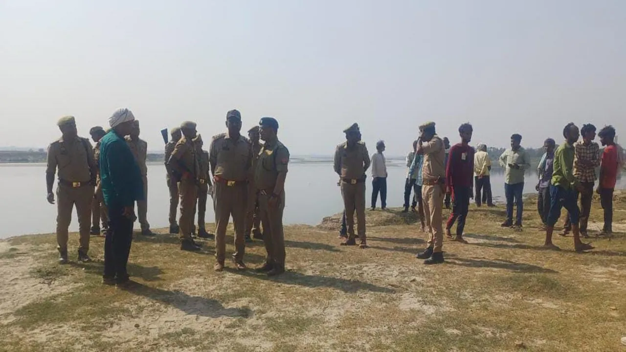 प्रतापगढ़:  स्नान कर रहे तीन दोस्त गंगा नदी में समाए, एक का मिला शव, तलाश में जुटे स्थानीय नाविक, जलपुलिस और गोताखोर