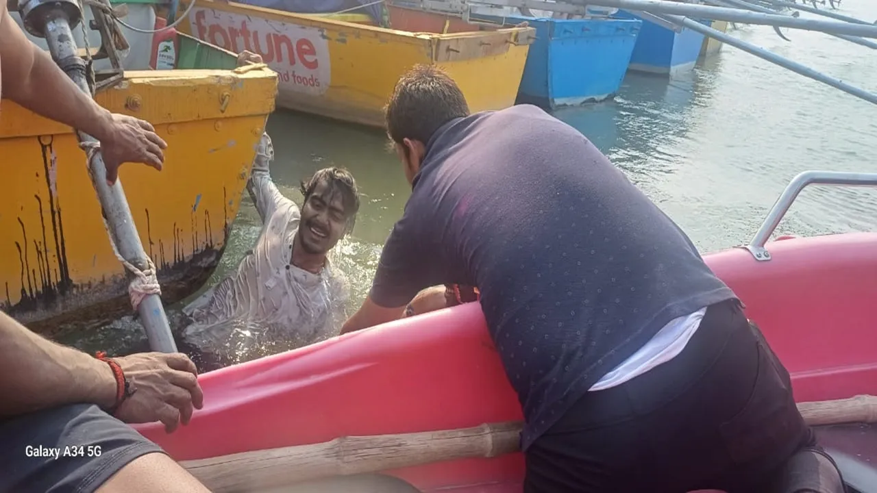 अयोध्या: लक्ष्मण घाट पर स्नान के दौरान युवक ने  बैरिकेट किया पार, हुआ हादसे का शिकार