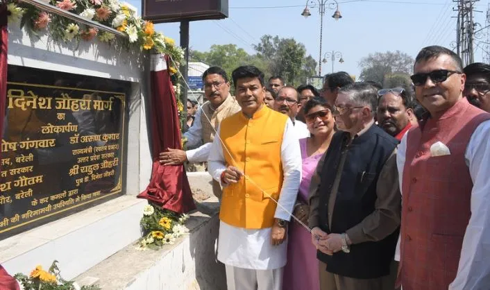 बरेली: मेयर-सांसद ने शिलापट का किया अनावरण, कोहाड़ापीर से डेलापीर तक अब डॉ. दिनेश जौहरी होगा मार्ग 