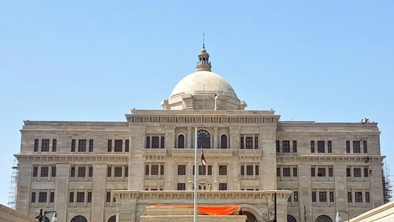 लखनऊ: सचिवालय संवर्ग के 13 अफसर तत्काल प्रभाव से कार्य मुक्त, दो की हाजिरी पर रोक