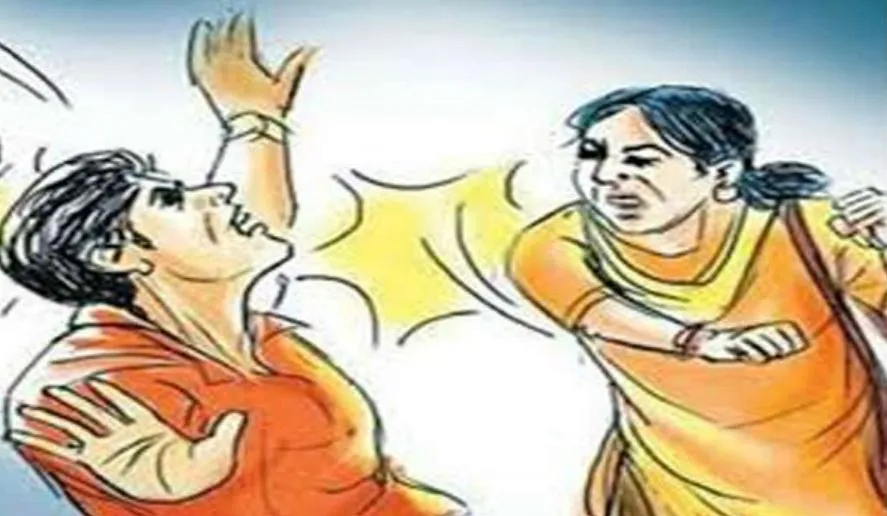 आगरा: आशिक मिजाज पति को प्रेमिका के साथ देख पत्नी का चढ़ा पारा, दोनों को चप्पलों से पीटा