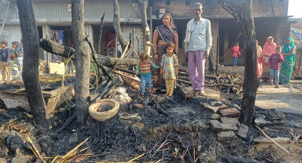 लखीमपुर-खीरी: बिजली की स्पार्किंग से लगी आग, दो घर स्वाहा