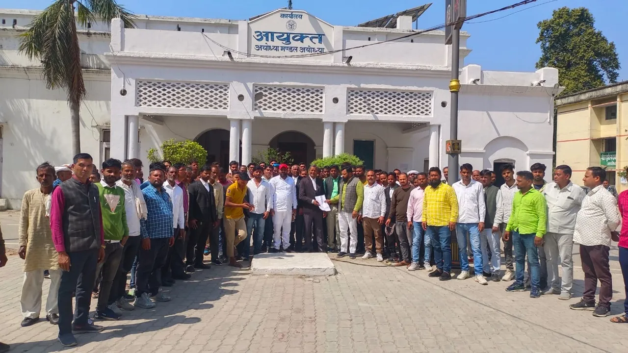 अयोध्या: लामबंद होकर पांच गांवों के किसान पहुंचे कमिश्नरी व कलेक्ट्रेट, एयरो सिटी योजना स्थान्तरण समेत कई मुद्दों को लेकर दिया ज्ञापन