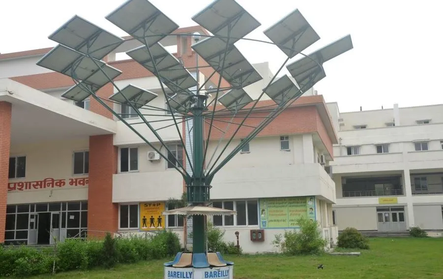 बरेली: सोलर सिस्टम से रोशन हुए सरकारी दफ्तर, बिजली बिल से राहत...10 करोड़ की बचत