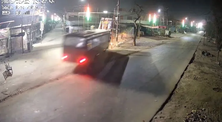 लखीमपुर-खीरी: ड्राइवर को झपकी आने से बस होटल में घुसी...बड़ा हादसा टला, देखें वीडियो