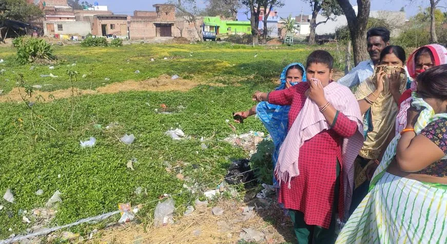 Bareilly News: तालाब में उतराते मिले गायों के शव, कई को निकाला बाहर