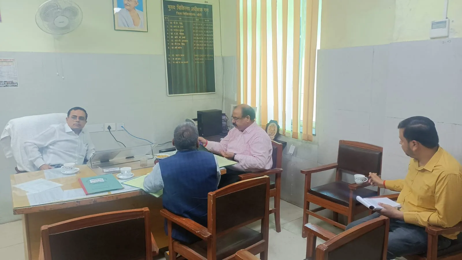 लखीमपुर खीरी : CMO ने जिला अस्पताल का किया औचक निरीक्षण, गायब मिले नौ कर्मचारी और फिर...