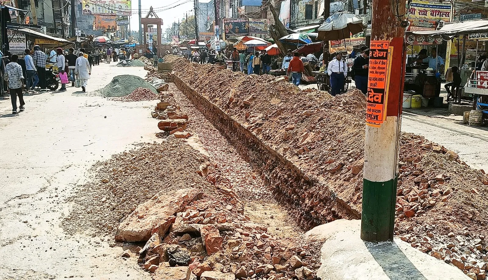 कासगंज: आकर्षण का केंद्र बनेगा शहर के गांधी मूर्ति का डिवाइडर, इतनी लागत से शुरू हुआ सौंदर्यीकरण का काम