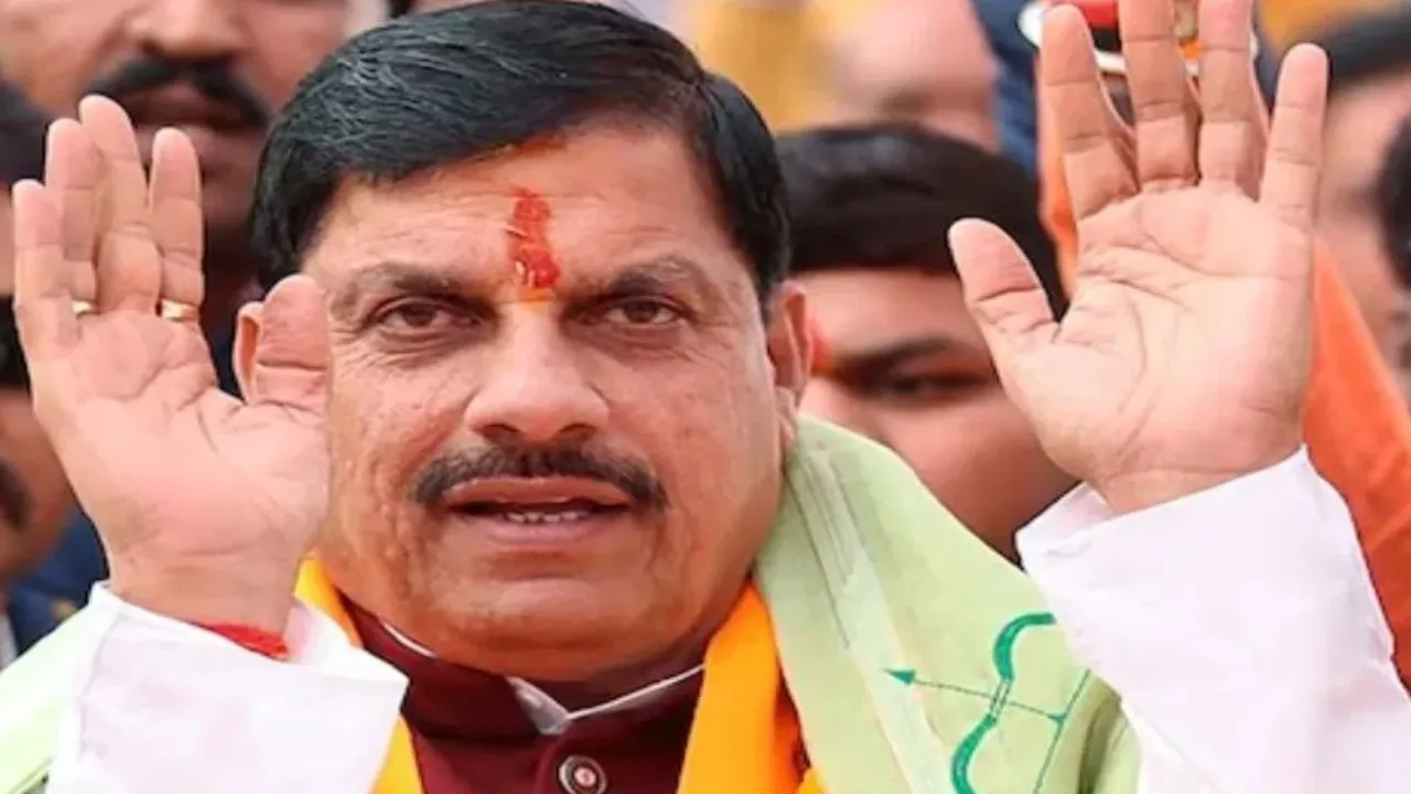 लखनऊ पहुंचे MP के सीएम मोहन यादव, डिप्टी CM ब्रजेश पाठक ने किया स्वागत 