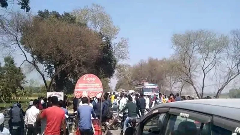 बहराइच: मोटी रकम वसूल कर पकड़ा दी फर्जी डिग्री.., Nanda Institute के खिलाफ सड़क पर उतरे छात्र, लगाया जाम 