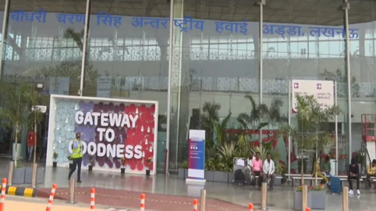 लखनऊ: अमौसी एयरपोर्ट पर पकड़ा गया एक करोड़ का सोना, सोने से बनवाए थे ट्रॉली बैग के हैंडल