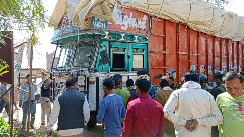 अंबेडकरनगर: ट्रक में उतरे हाई वोल्टेज करंट की चपेट में आने से राहगीर की मौत