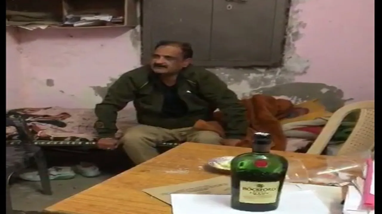 लखनऊ: वर्दी की मर्यादा तार-तार... तोपखाना चौकी के अंदर दीवान दिखा नशे में, वीडियो वायरल