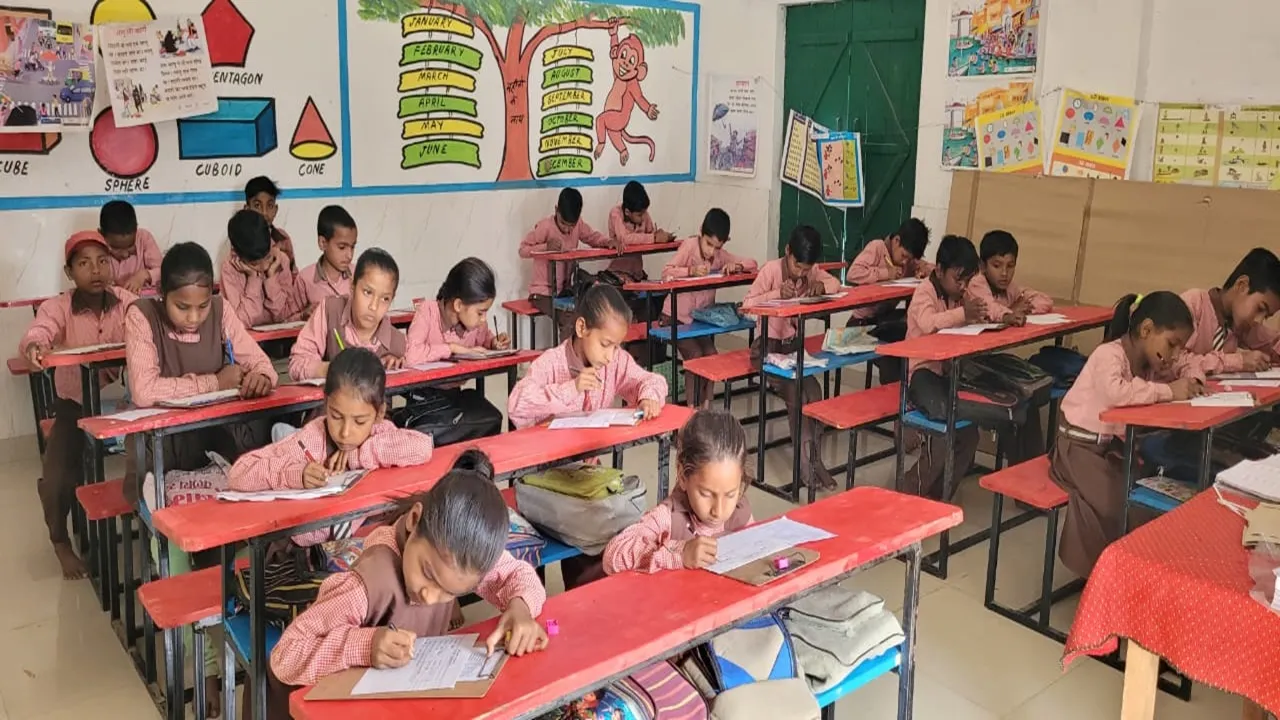 गोंडा: परिषदीय स्कूलों की वार्षिक परीक्षा प्रारंभ, शिक्षकों ने सवाल-जवाब कर परखा बच्चों का शैक्षिक स्तर