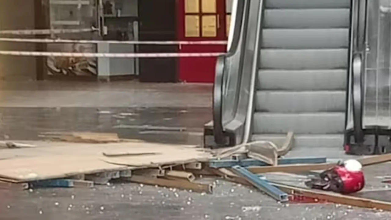  ग्रेटर नोएडा में बड़ा हादसा: ब्लू सफायर मॉल में ग्रिल गिरने से दो की मौत, वीडियो वायरल