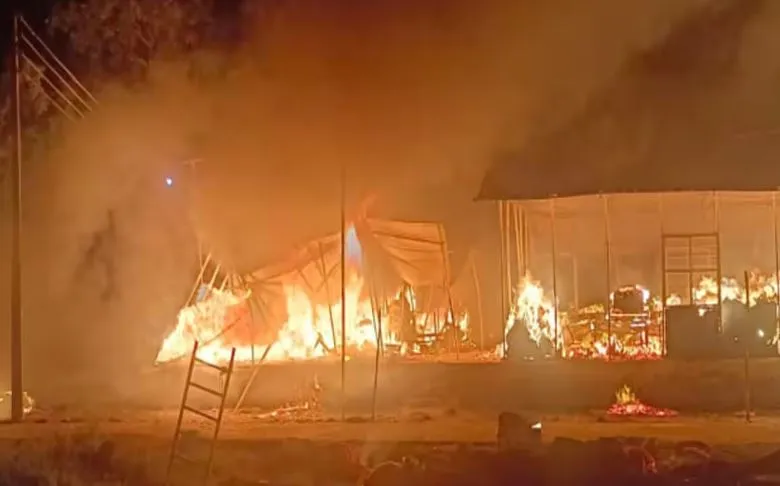 छत्तीसगढ़: बीजापुर के स्कूल में लगी भीषण आग, 380 छात्रों को सुरक्षित बाहर निकाला...4 साल की बच्ची की मौत 