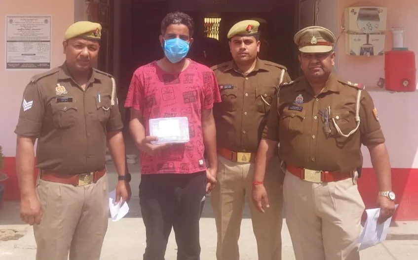 बदायूं: कार खरीदने आए ग्राहकों से बुकिंग के नाम पर धोखाधड़ी...शोरूम का मैनेजर गिरफ्तार, जानिए मामला