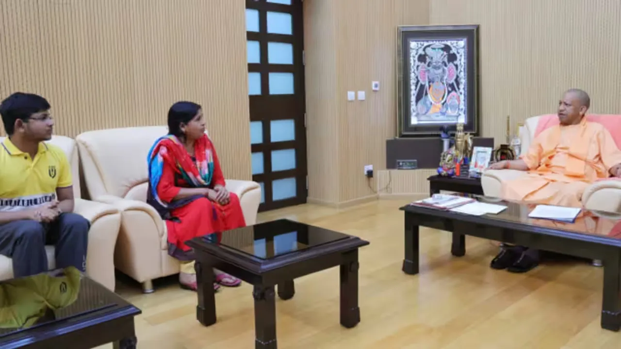 अखिलेश की पत्नी और बेटे ने CM योगी से मिलकर जताया आभार, जानें पूरा मामला