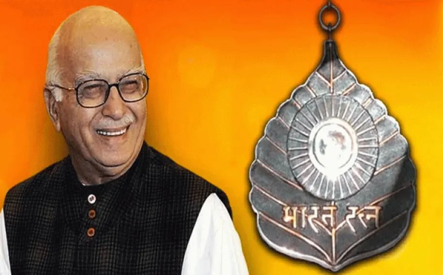 राष्ट्रपति ने लालकृष्ण आडवाणी को भारत रत्न से किया सम्मानित, PM मोदी भी रहे मौजूद
