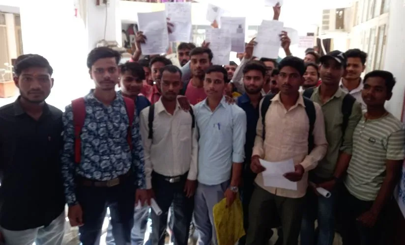 शाहजहांपुर: छात्रवृत्ति फॉर्म रिजेक्ट होने पर गुस्साए छात्र, विकास भवन में किया प्रदर्शन