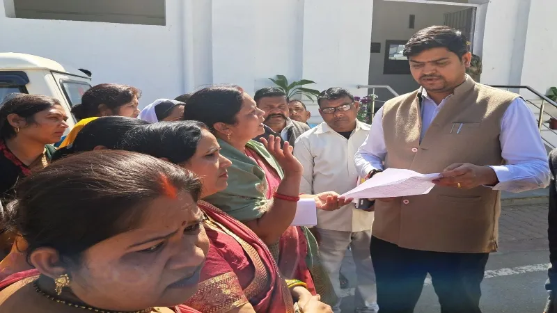 सुलतानपुर में डीएम से मिलने की जिद पर अड़ीं आशा बहुएं, घेरा कलेक्ट्रेट 