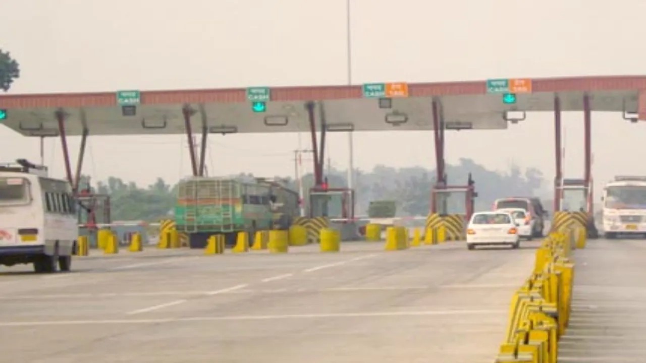 लखनऊ में स्विफ्ट कार से चेकिंग में पुलिस ने बरामद किये 27 लाख रुपये