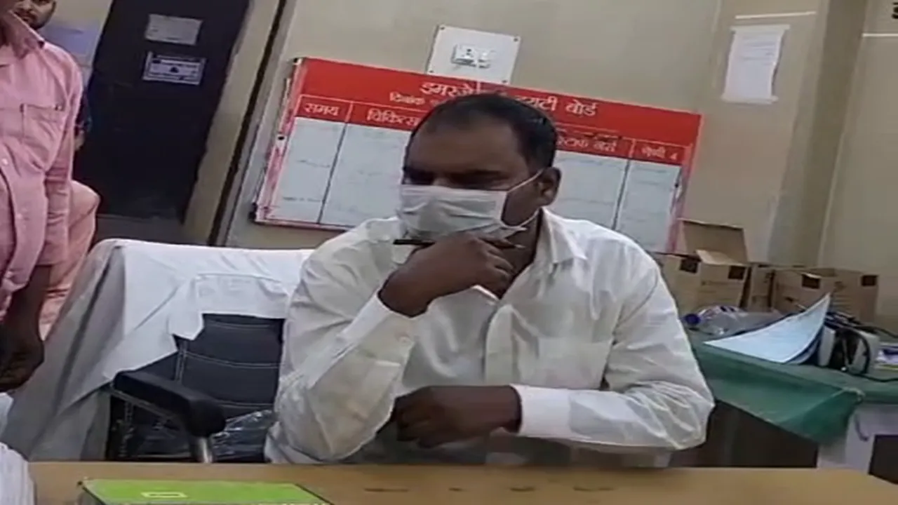 अयोध्या: नशे में ड्यूटी कर रहे चिकित्सक का वीडियो वायरल, सीएमओ ने दिए जांच के आदेश, नोटिस दे मांगा जवाब