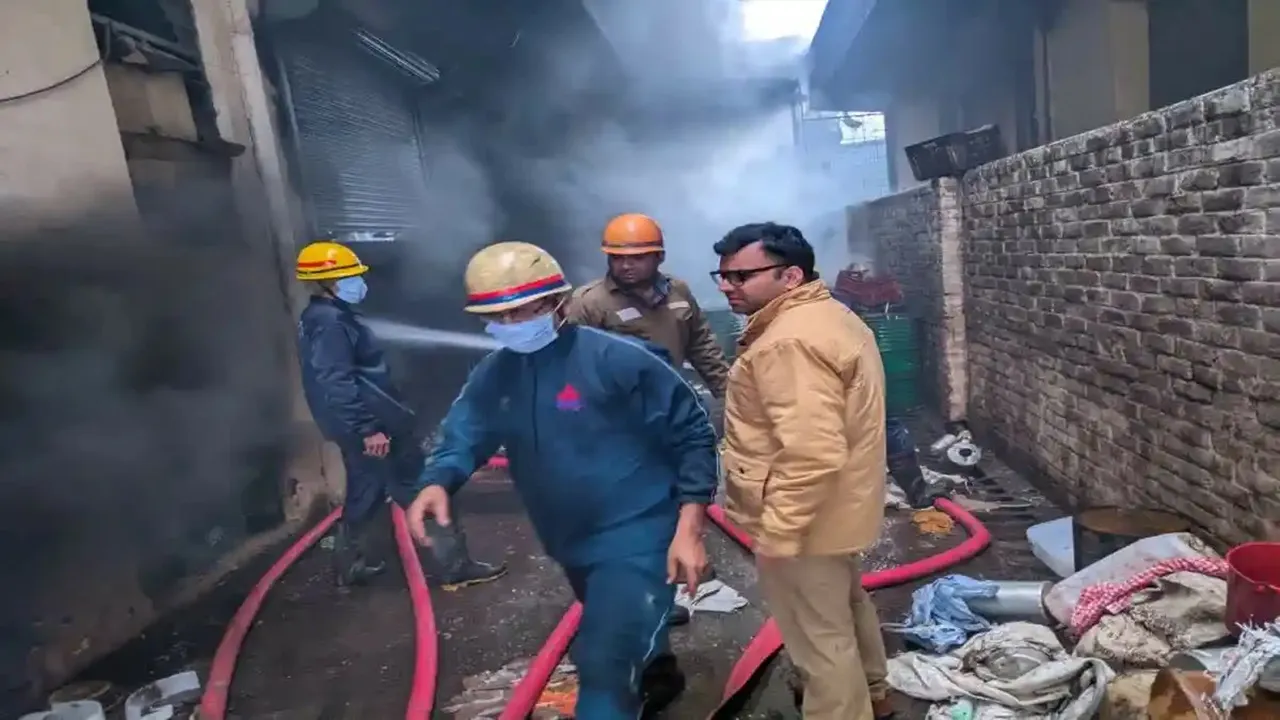 गाजियाबाद: अगरबत्ती की फैक्ट्री में लगी भीषण आग, दमकल की 8 गाड़ियां आग बुझाने में जुटीं