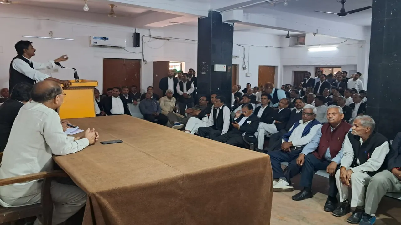 सुलतानपुर: ज्यूडिशियरी ट्रांसफर पर वकीलों का आक्रोश बढ़ा, हड़ताल रहेगी जारी 