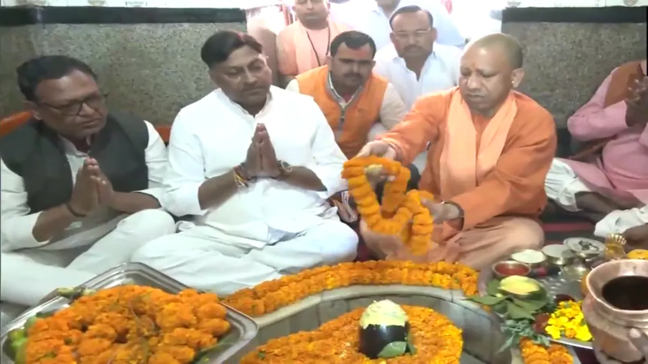 गोरखपुर: महाश‍िवरात्र‍ि पर भरोहिया शिव मंदिर में मुख्यमंत्री योगी ने की पूजा-अर्चना 