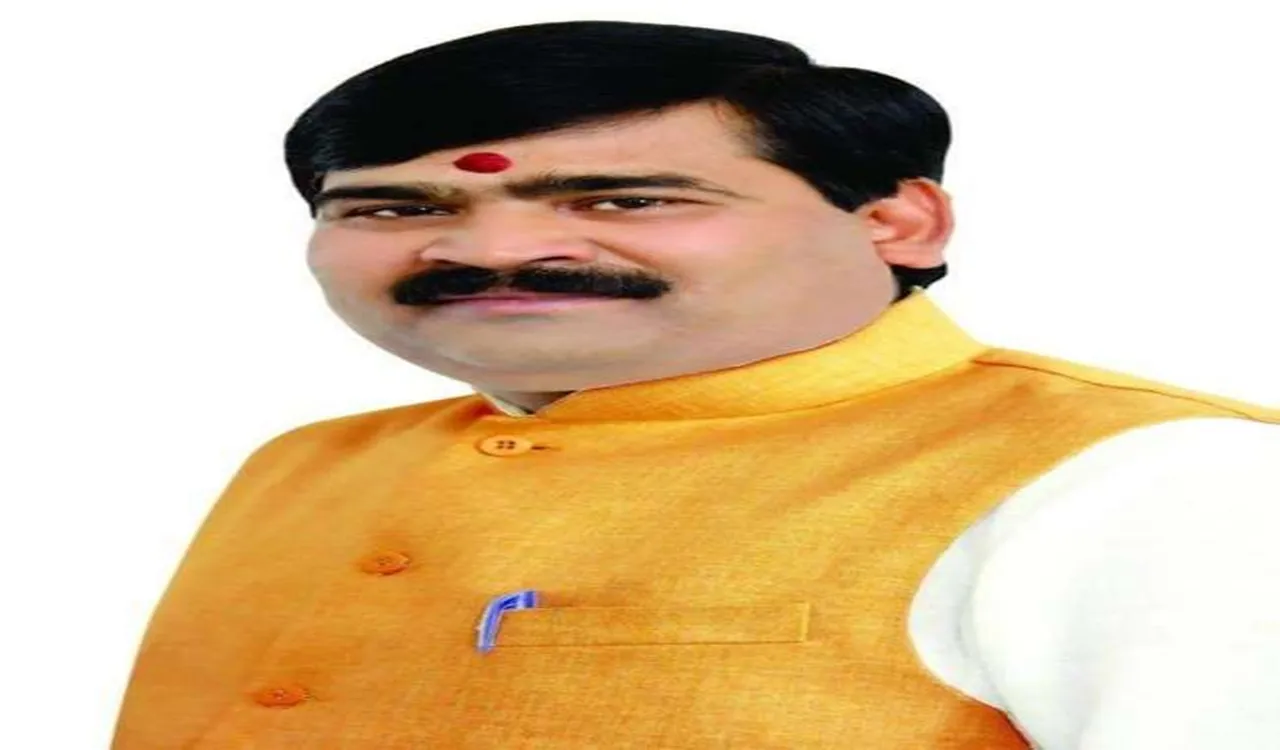 भू माफिया को सरंक्षण दे रहे प्रतापगढ़ सांसद, पट्टी विधानसभा के बाजारों में चिपकाए गए पोस्टर