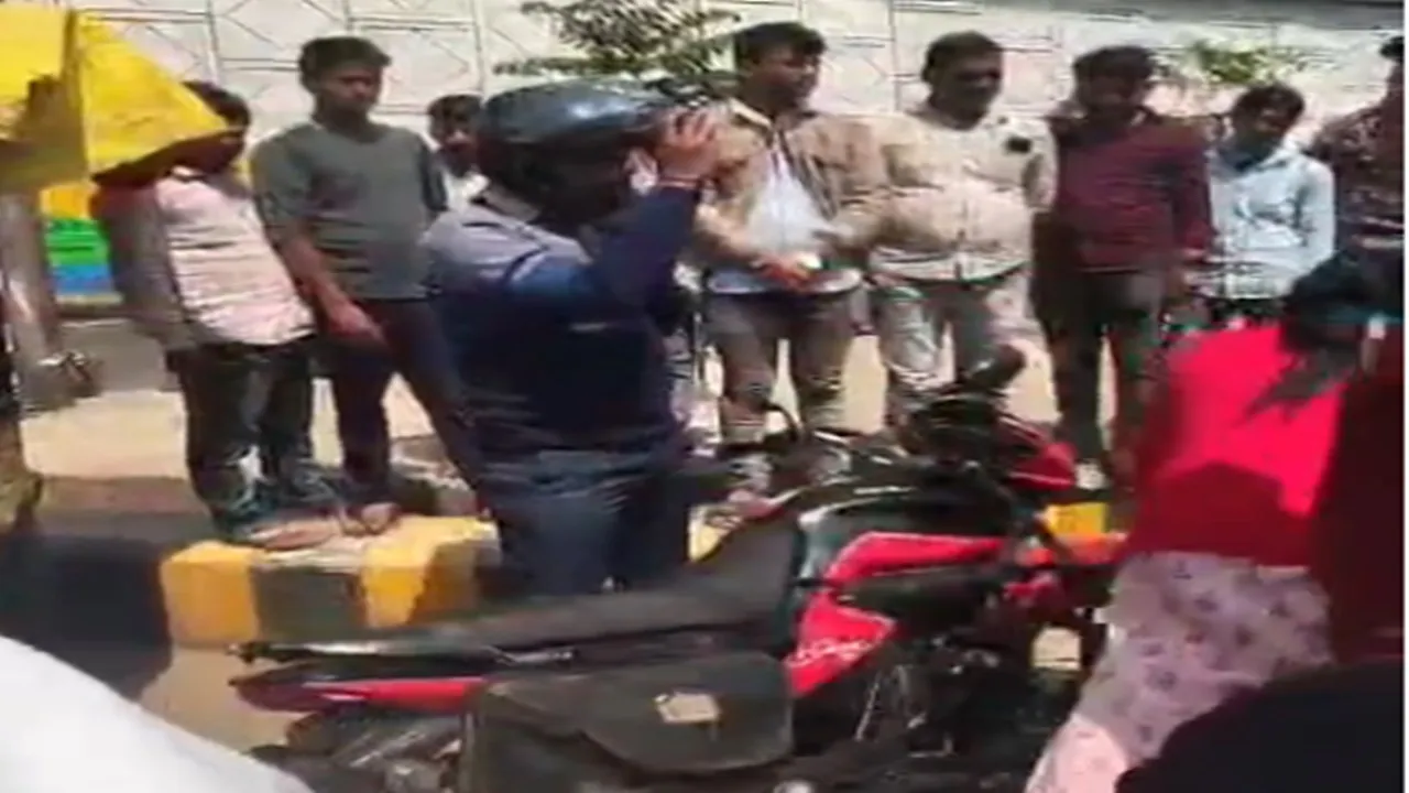  लखनऊ: टक्कर के बाद स्कूटी सवार महिला ने युवक को जूते से पीटा, वीडियो वायरल
