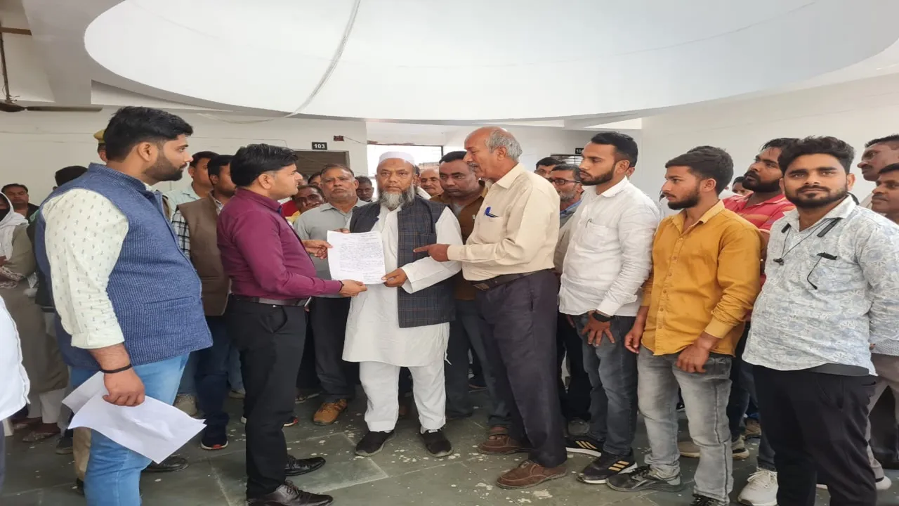 अयोध्या: 580 ग्राम की बोरी से घाटा होने पर कोटेदारों ने राशन वितरण रोका