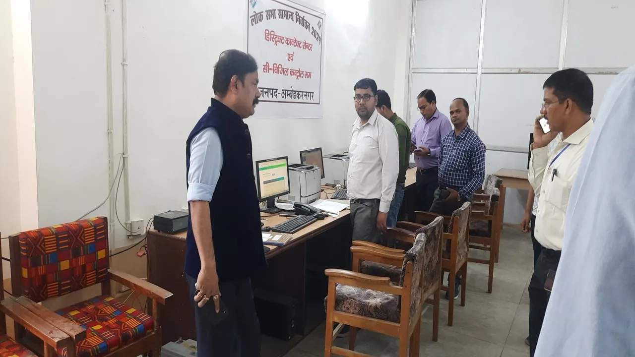 अंबेडकरनगर: निर्वाचन के कार्यों का अधिकारी और कर्मचारी प्राथमिकता से करें निर्वहन 