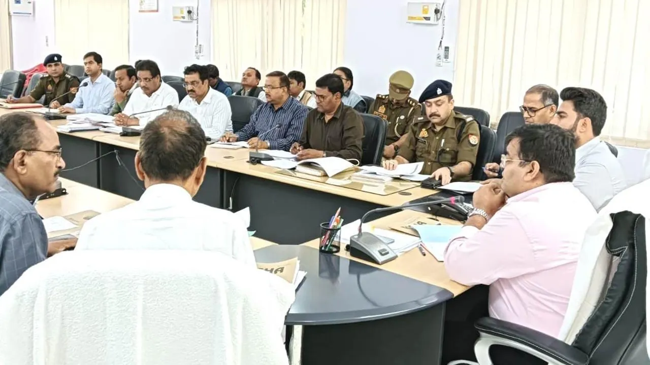 निर्वाचन कार्य में लापरवाही पर होगी सख्त कार्यवाही: डीएम
