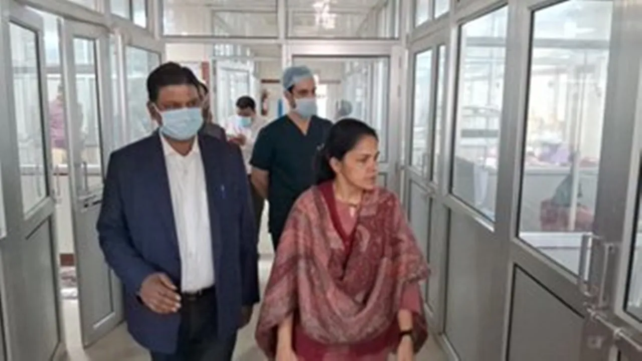 लखनऊ: मंडलायुक्त और डीएम ने केजीएमयू पहुंचकर जाना काकोरी अग्निकांड पीड़ितों का हाल