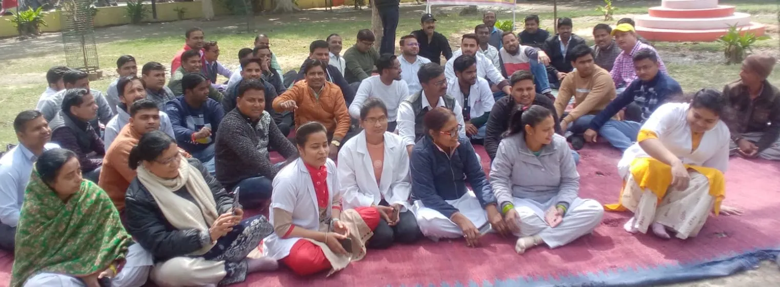 बदायूं: 'सरकार से होगी सीधी जंग, पुरानी पेंशन बहाल कराके लेंगे दम', जिला अस्पताल में कर्मचारियों का धरना