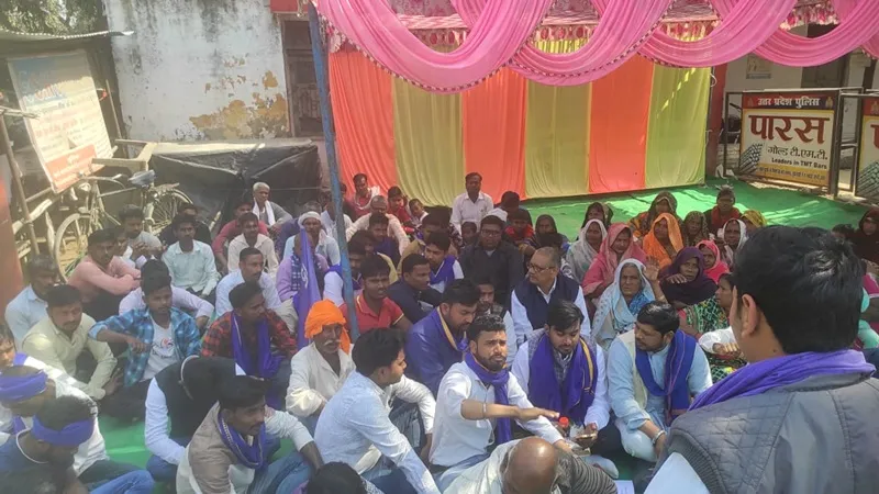 बहराइच: आरोपियों की गिरफ्तारी को लेकर धरने पर बैठे भीम आर्मी के सदस्य, जानें मामला