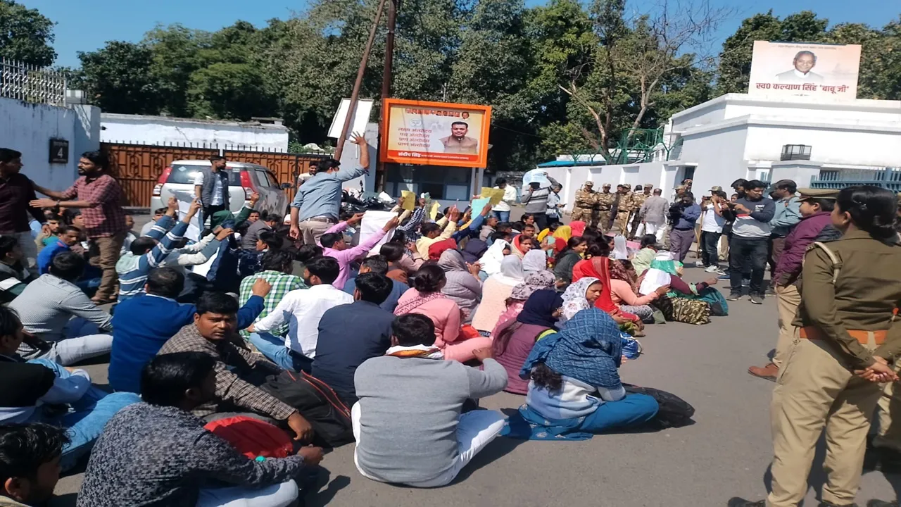 69000 शिक्षक भर्ती: नियुक्ति की मांग को लेकर अभ्यर्थियों ने घेरा शिक्षामंत्री का आवास, देखें वीडियो