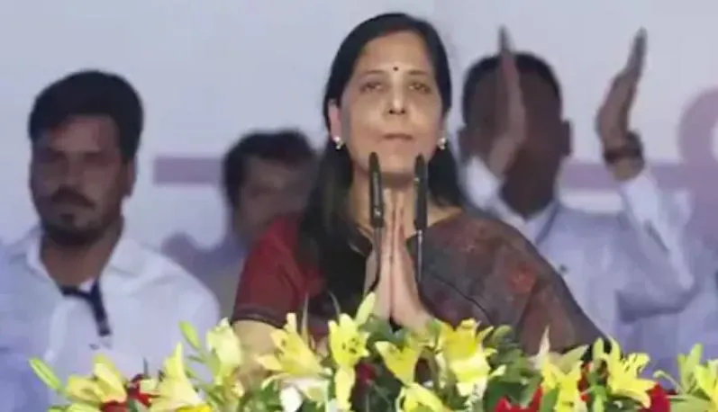 'केजरीवाल सच्चे देशभक्त, अधिक दिनों तक जेल में नहीं रख सकते', इंडिया गठबंधन की महारैली से बोलीं सुनीता 