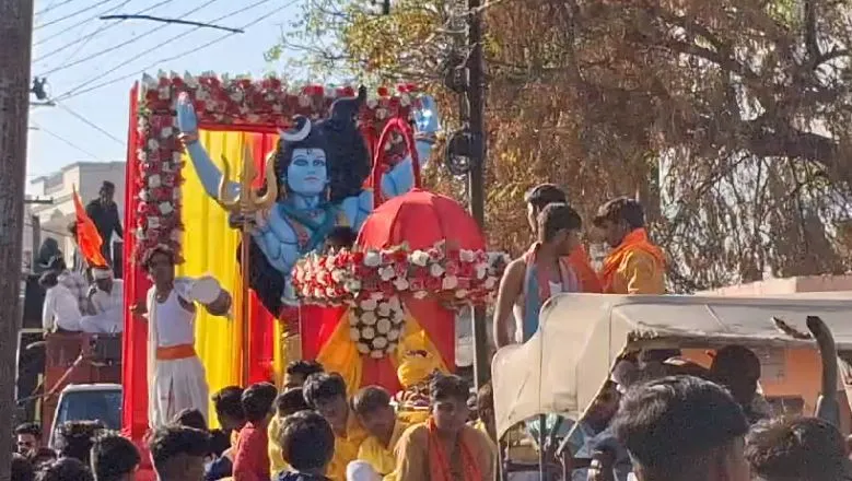 बरेली: नाथ नगरी में धूमधाम से निकली भोलनाथ की बारात, डीजे पर जमकर थिरके श्रद्धालु